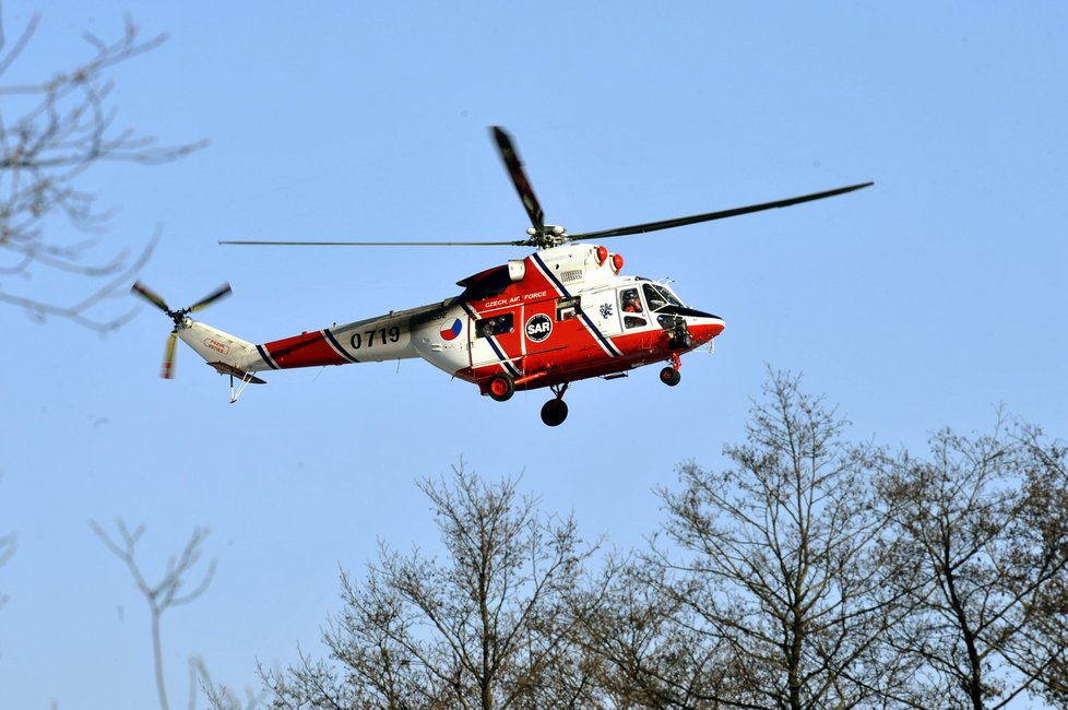 Pro těžce zraněnou ženu přiletěl vrtulník