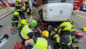 Vážná nehoda v Sokolovské ulici. Tramvaj srazila motorkáře. (27. červenec 2023)