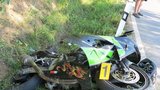 Motorkář zemřel při nehodě u Kožlan: Spadl na něj jeho vlastní motocykl