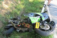 Motorkář zemřel při nehodě u Kožlan: Spadl na něj jeho vlastní motocykl