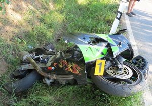 Motorkář zemřel při nehodě u Kožlan: Spadl na něj jeho vlastní motocykl (ilustrační foto)