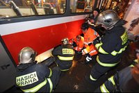 Muž spadl pod tramvaj, přišel o nohu