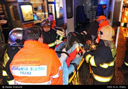 ... záchranáři pacienta, kterému kola tramvaje uřízla nohu, naložili do sanitky a odvezlo do motolské nemocnice.