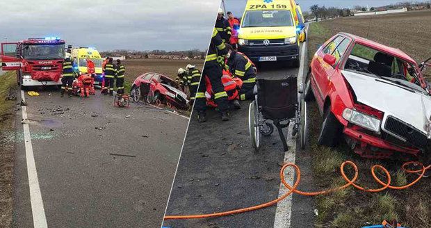 Osmdesátiletý muž ve felicii na Pardubicku přejel do protisměru a čelně se střetl s jiným vozem.