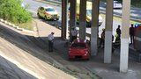 Hrozivá nehoda na Spořilově! Auto po nárazu sjelo ze stráně do silnice, pro zraněného letěl vrtulník