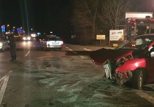 Ve čtvrtek v noci došlo ke srážce dvou vozidel v Horních Počernicích.