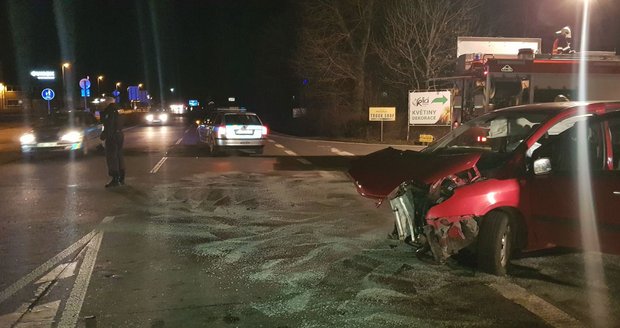 Vážná nehoda v Horních Počernicích: Při srážce dvou aut utrpěli řidiči poranění hlavy