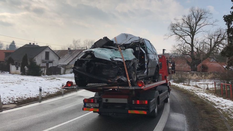 Při střetu osobního a nákladního auta v Olešce zemřela žena.