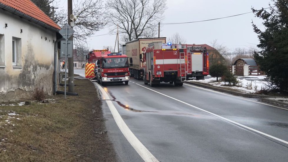 Při střetu osobního a nákladního auta v Olešce zemřela žena.