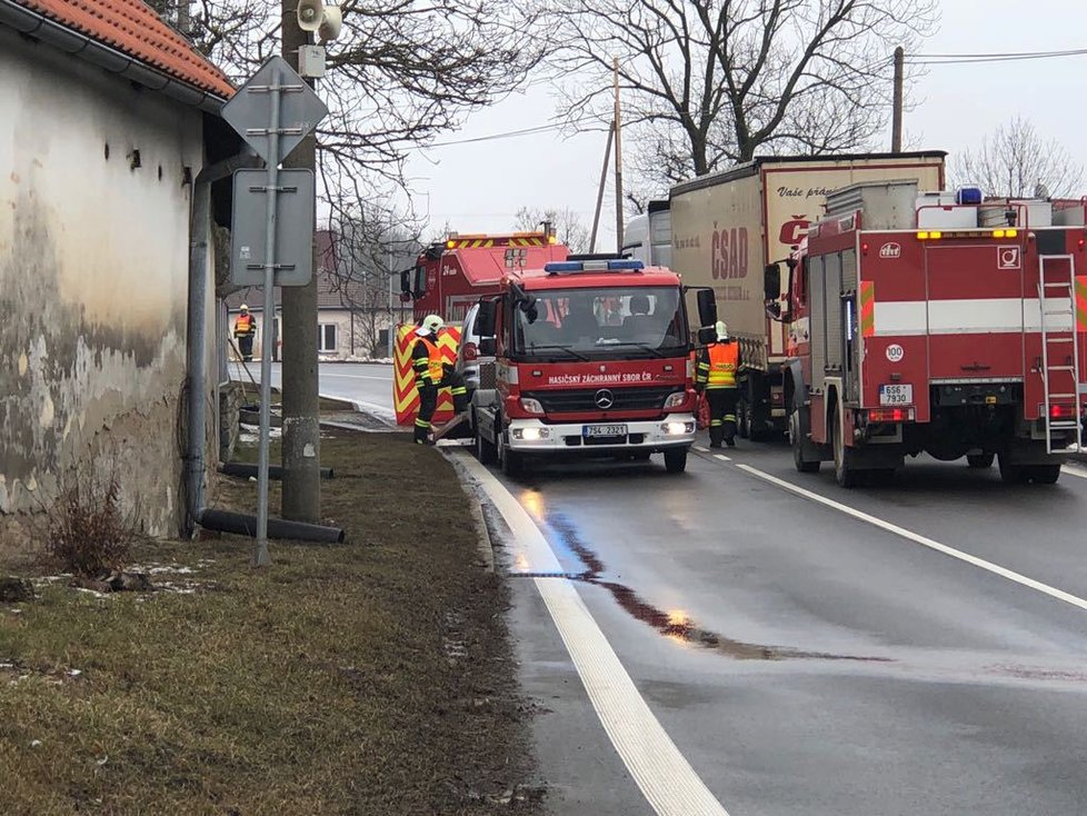 Při střetu osobního a nákladního auta v Olešce zemřela žena.