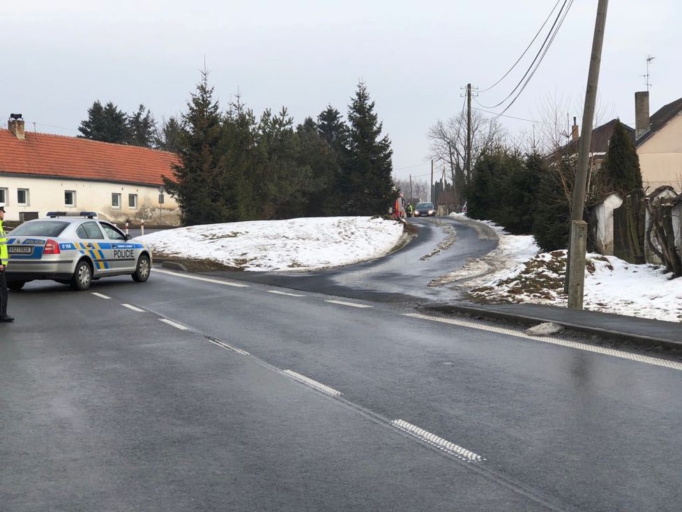 Při střetu osobního a nákladního auta v Olešce zemřela žena.