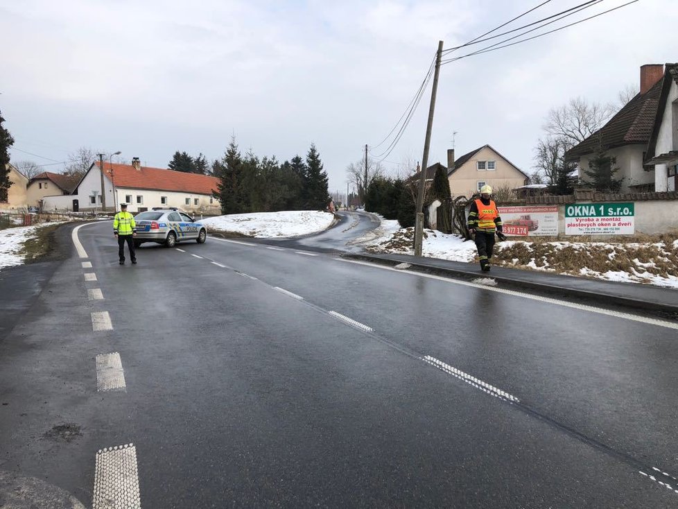 Při střetu osobního a nákladního auta v Olešce zemřela žena.