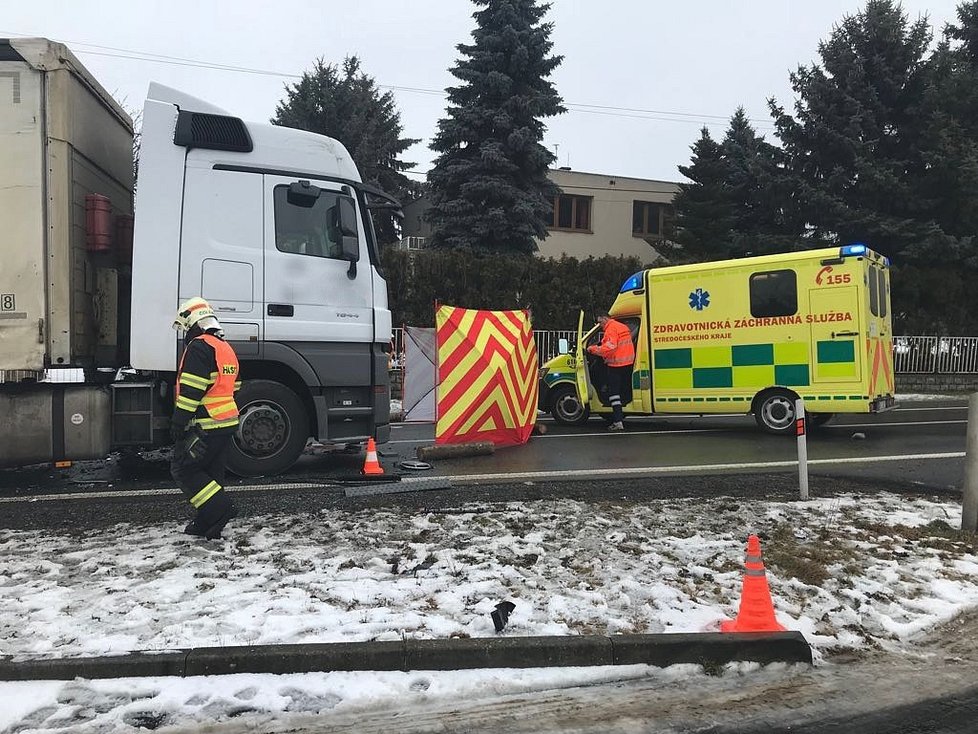 Při střetu osobního a nákladního auta v Olešce zemřela řidička.