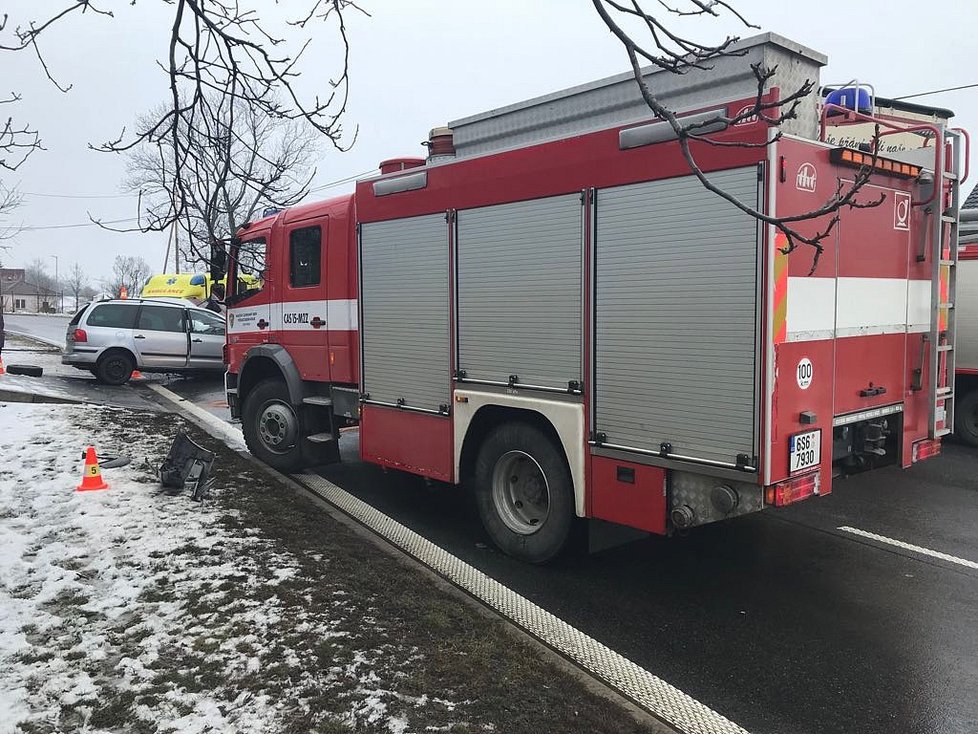 Při střetu osobního a nákladního auta v Olešce zemřela řidička.