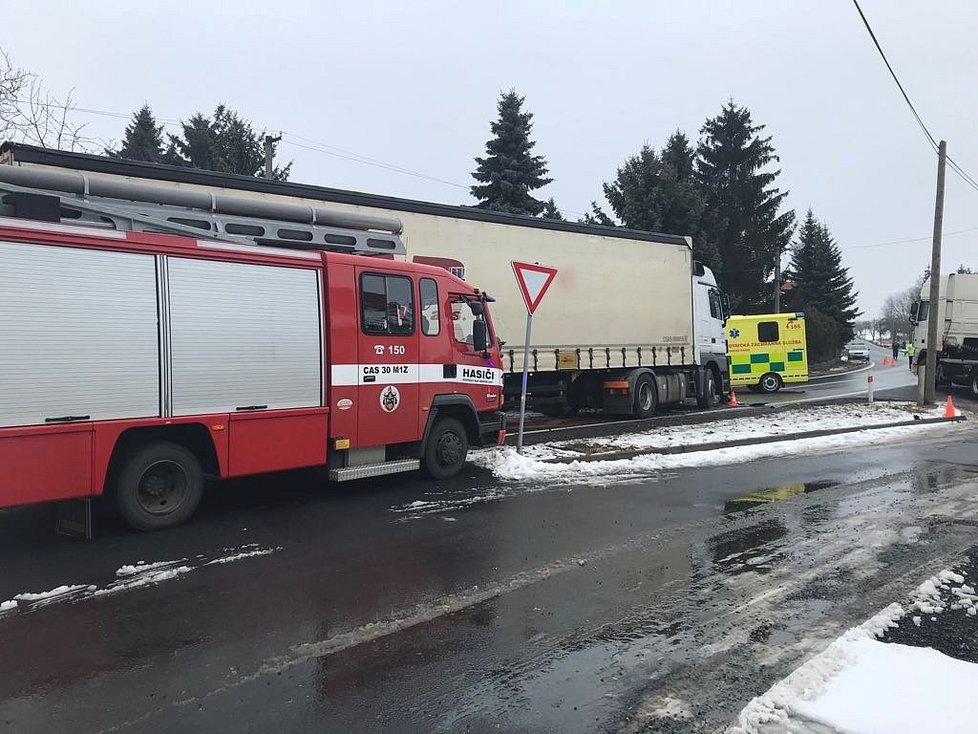 Při střetu osobního a nákladního auta v Olešce zemřela řidička.
