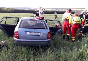 Nákladní vůz převážející kámen a osobní auto se srazily u Všerub na Plzeňsku.