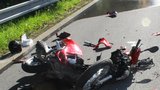 Auto v Plzni smetlo skútr: Jeho řidič skončil v nemocnici