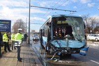 Řidič ze srážky dvou autobusů: Podezření z obecného ohrožení