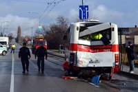 Řidič autobusu MHD zkolaboval za volantem: V Liberci po nehodě 9 zraněných