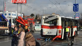 Městský autobus stál v době bouračky na zastávce.