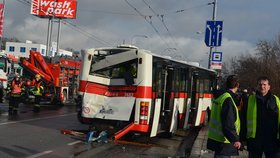 Městský autobus stál v době bouračky na zastávce.