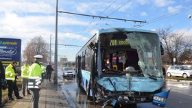 Řidič (58) tohoto meziměstského autobusu je podezřelý z obecného ohrožení