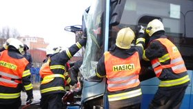 Těžce zraněného řidiče autobusu 701 vyprostili hasiči.