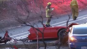 Ferrari skončilo po srážce na dvě poloviny.