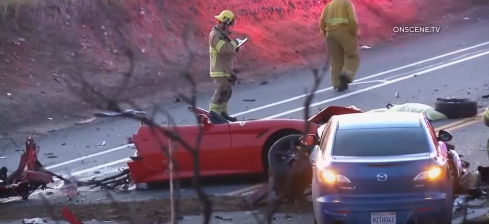 Ferrari skončilo po srážce na dvě poloviny.