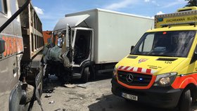 V Praze 9 došlo k vážné nehodě dvou náklaďáků.