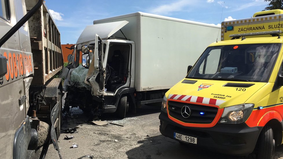 V Praze 9 došlo k vážné nehodě dvou náklaďáků.