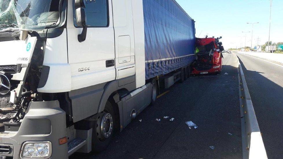 Tradiční obrázek: Srážka kamionů zkomplikovala provoz na dálnici D1