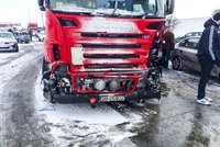 Šílená bouračka na pražském okruhu: Srazilo se 50 aut!