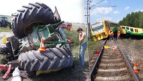 Srážka traktoru s vlakem na železničním přejezdu u Písku (31. 7. 2018)