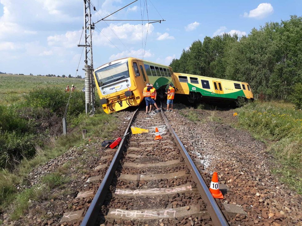 Srážka traktoru s vlakem na železničním přejezdu u Písku (31. 7. 2018)