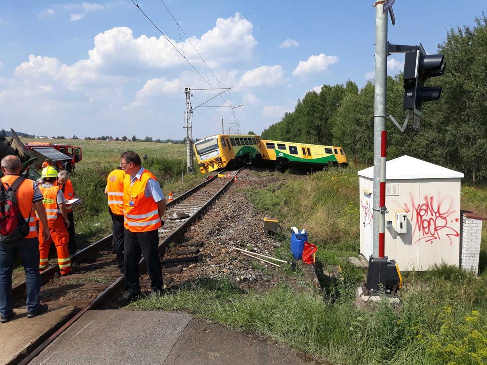 Srážka traktoru s vlakem na železničním přejezdu u Písku (31. 7. 2018)