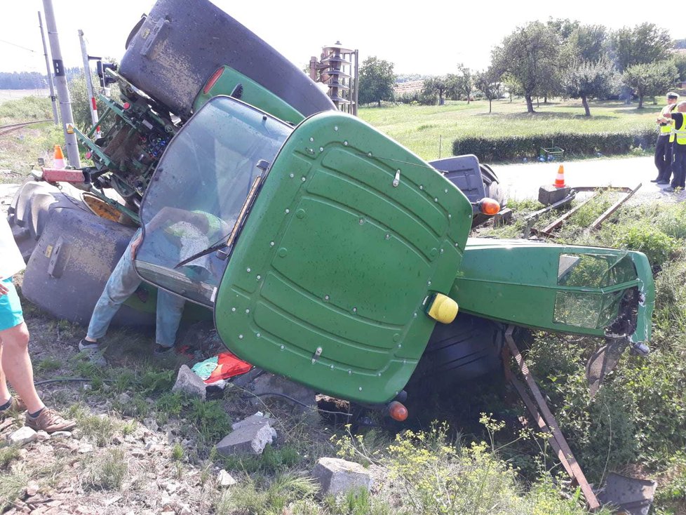 Srážka traktoru s vlakem na železničním přejezdu u Písku (31. 7. 2018)