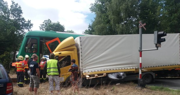 Srážka nákladního vozu s vlakem na přejezdu u Kaznějova