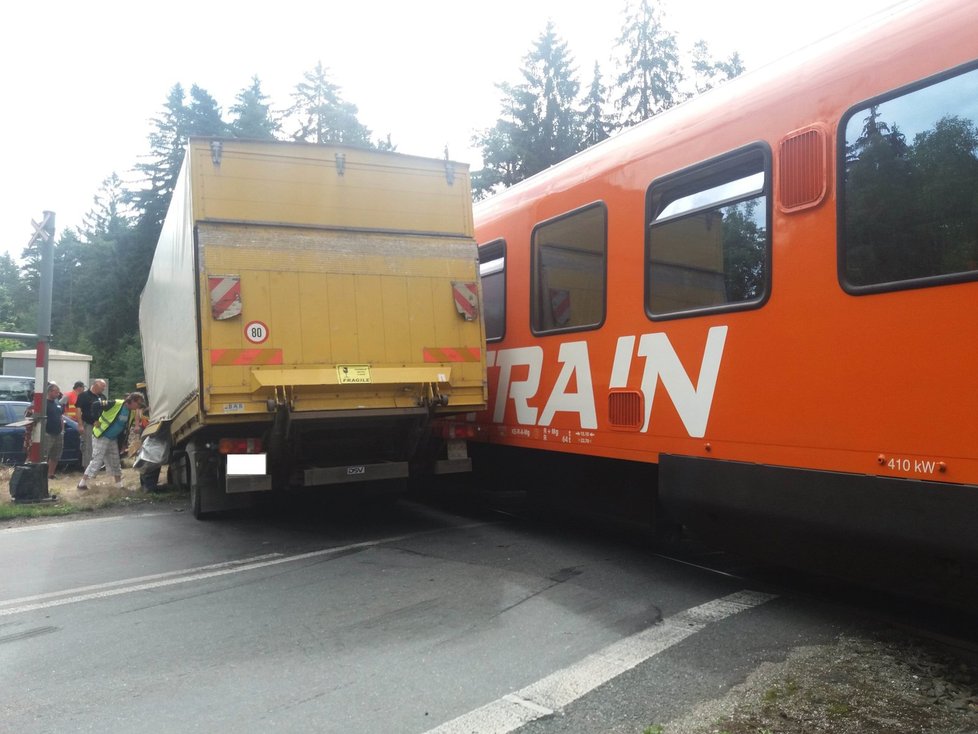 Srážka nákladního vozu s vlakem na přejezdu u Kaznějova