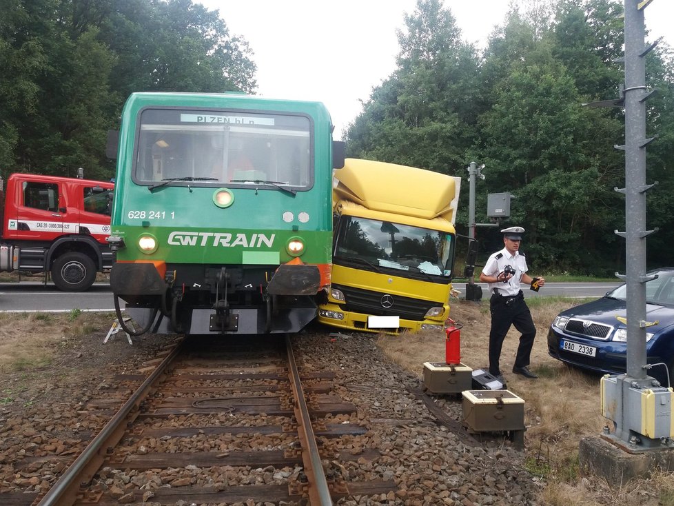 Srážka nákladního vozu s vlakem na přejezdu u Kaznějova