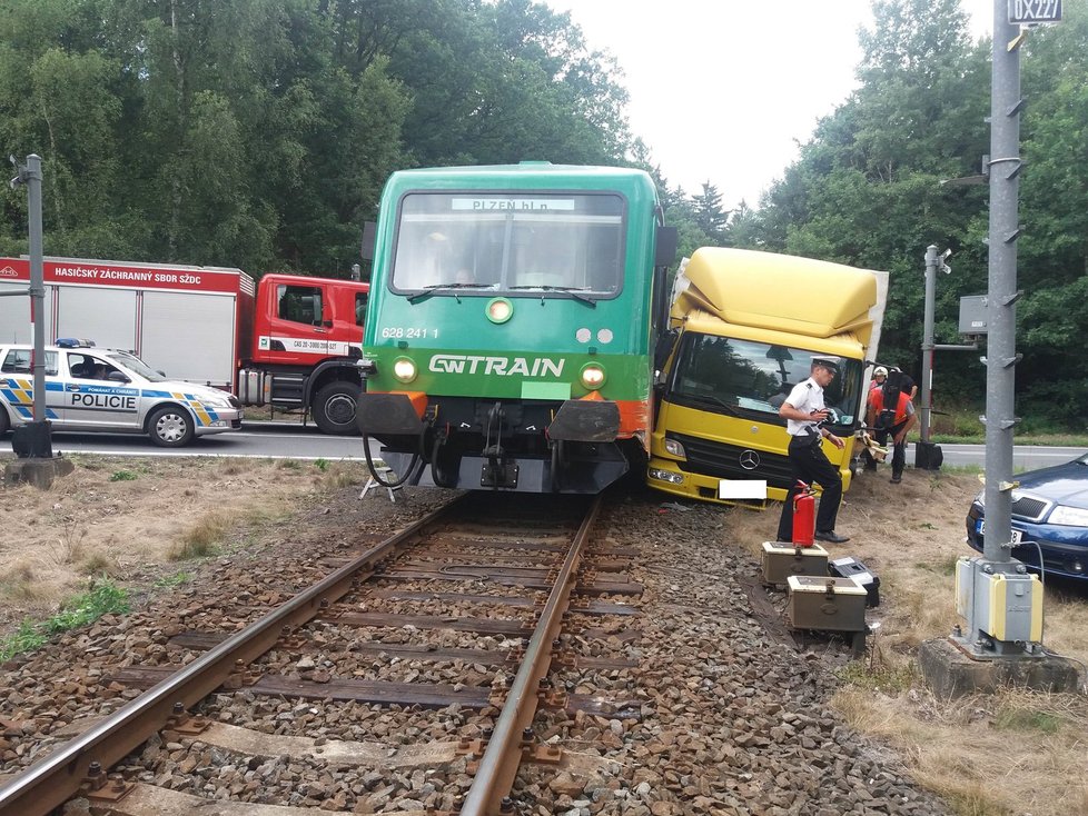Srážka nákladního vozu s vlakem na přejezdu u Kaznějova