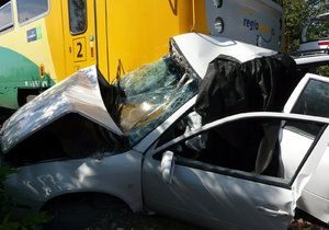 Na Budějovicku se srazil vlak s osobním vozidlem, řidič nepřežil (foto ilustrační)