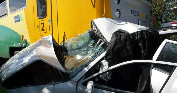 Na Budějovicku se srazil vlak s osobním vozidlem, řidič nepřežil (foto ilustrační)