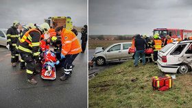 Drama po drsné srážce na Kolínsku: Hasiči nakládají těžce zraněného šoféra do vrtulníku