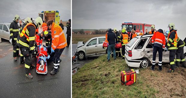 Drama po drsné srážce na Kolínsku: Hasiči nakládají těžce zraněného šoféra do vrtulníku