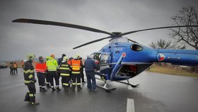 K nehodě u Vrbčan musel přiletět vrtulník.