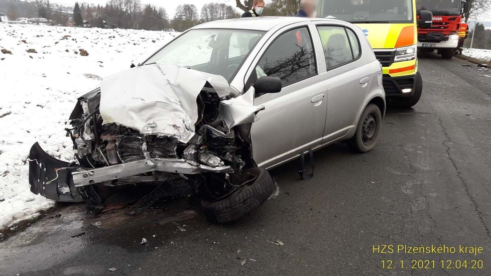 Nehoda dvou aut u Šťáhlav na Plzeňsku