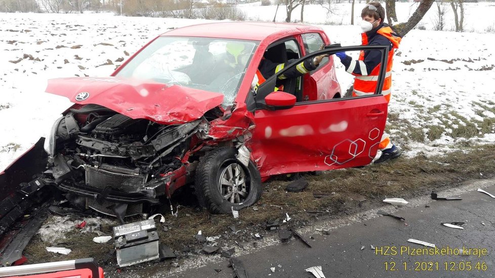 Nehoda dvou aut u Šťáhlav na Plzeňsku