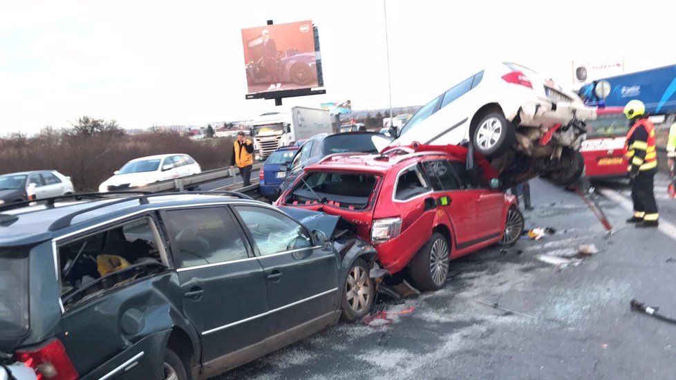 Na Štěrboholské spojce se stala hromadná nehoda 10 aut.