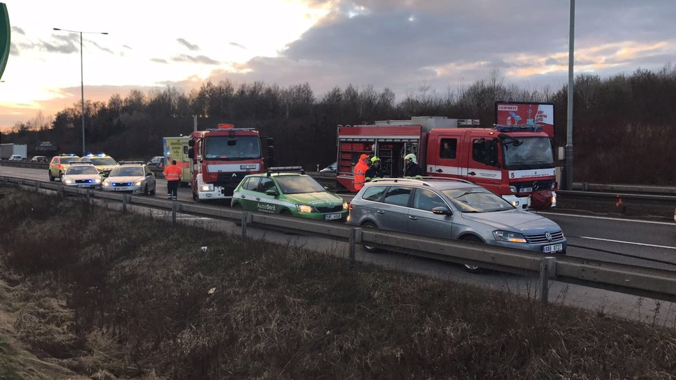 Na Štěrboholské spojce se stala hromadná nehoda 10 aut.